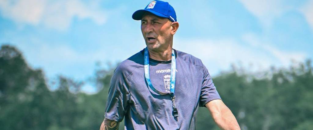 Cristian Paulucci, entrenador de Blooming, en el complejo de su club celeste.