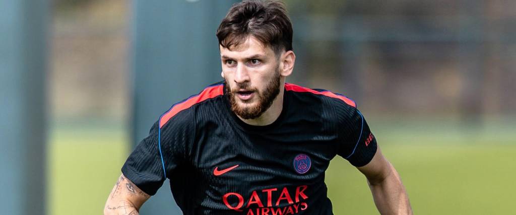 Khvicha Kvaratskhelia, jugador del PSG, sufrió una terrible lesión en el duelo contra el FC Barcelona.
