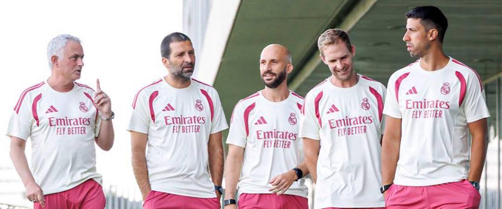 El entrenador del Real Madrid José Mourinho (izq.) junto con los integrantes de su cuerpo técnico.