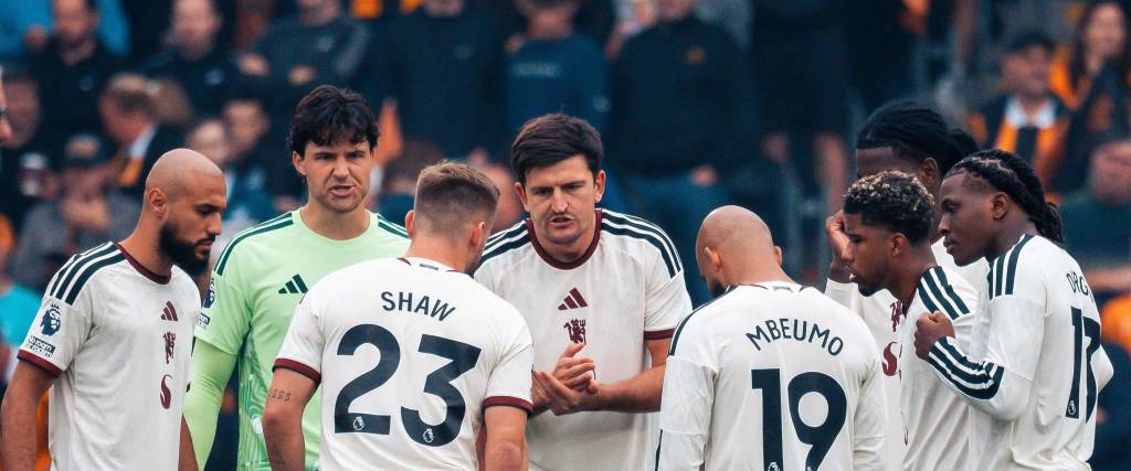 Los jugadores del Manchester United reunidos en pleno partido ante Hull City.