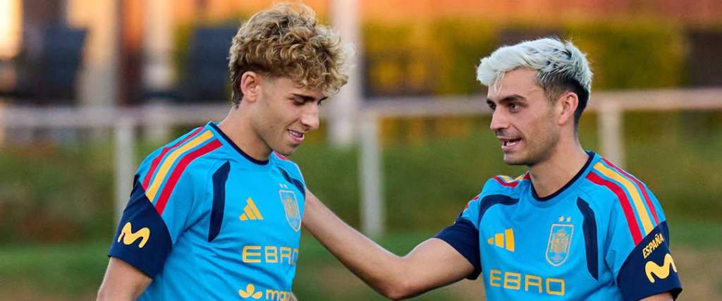 Fermín López (izq.) junto con Pedri en el entrenamiento de la selección de España. 