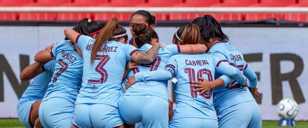 Las jugadoras de Bolívar arrodilladas para celebrar el primer tanto ante Olimpia.