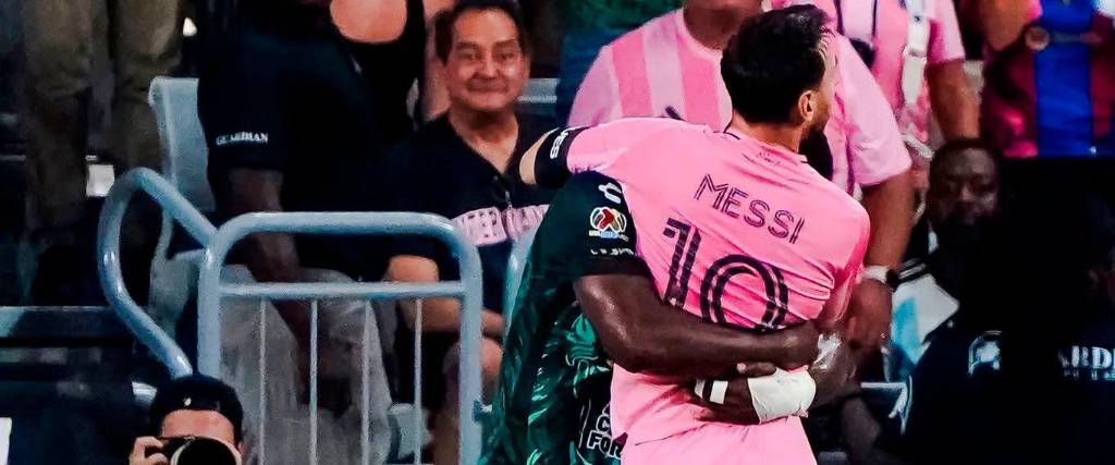 El colombiano Jhohan Romaña (izq.) saluda a Lionel Messi en el duelo entre club León e Inter Miami. 