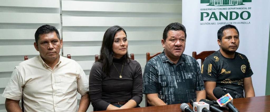 La gobernadora de Pando, Gabriela De Paiva (centro), en conferencia de prensa, este viernes.