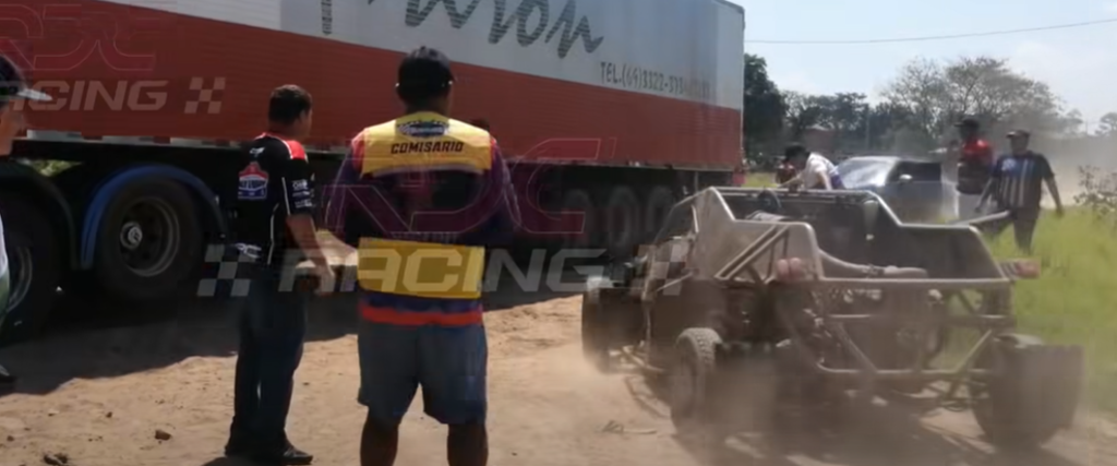 Los bugies estaban en competencia cuando el camión se atravesó