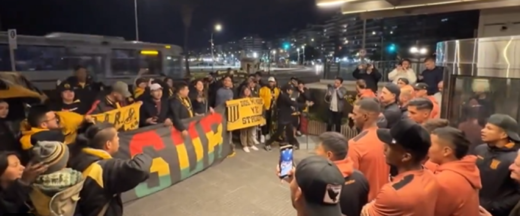 Los hinchas respaldaron a sus jugadores en Montevideo