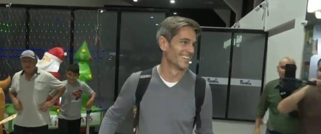 El momento que el nuevo técnico llega al aeropuerto de Viru Viru