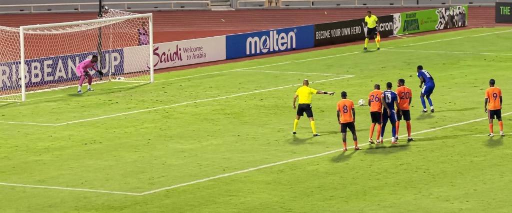 El penal ejecutado por el jugador Trayvon Reid del Mount Pleasant FC de Jamaica.