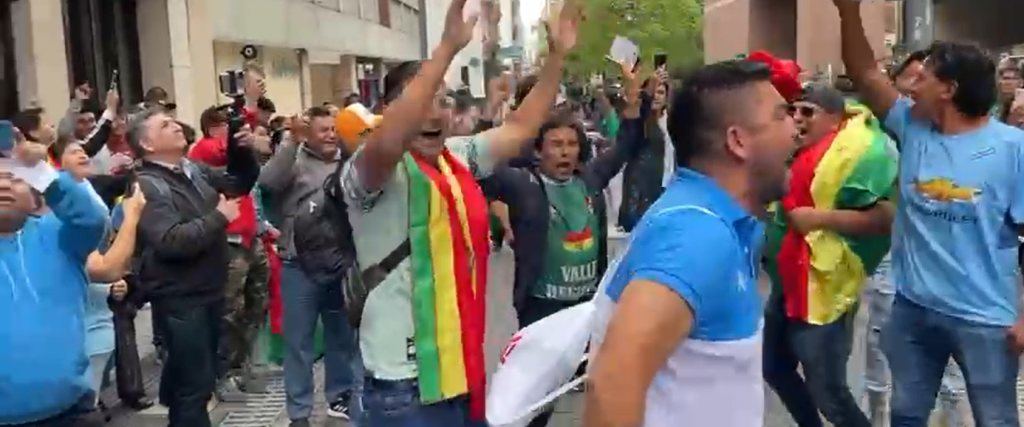 Los hinchas saludaron a los jugadores de la selección boliviana