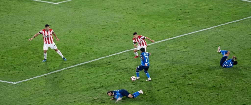 El choque de los jugadores de Blooming en el juego ante Independiente.