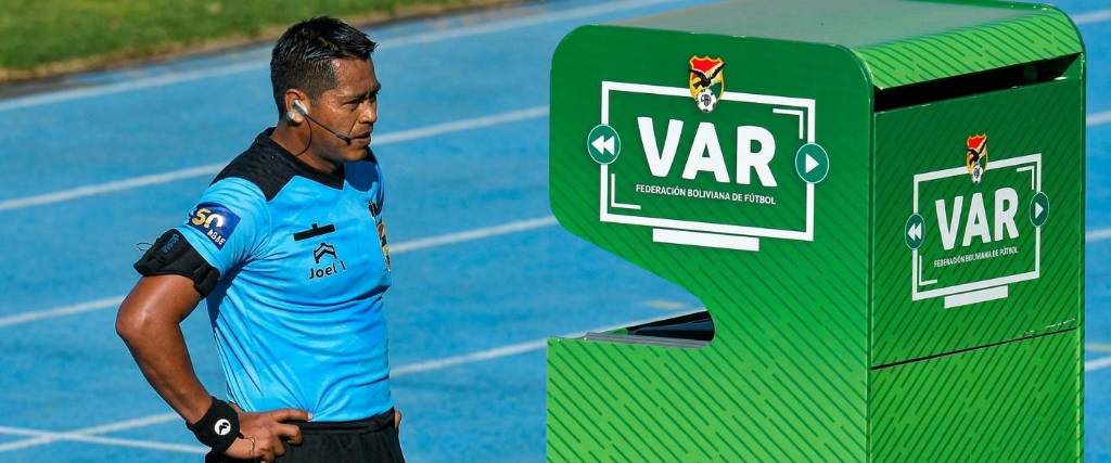 El árbitro Rafael Subirana consulta en el VAR para observar una infracción dentro del área.