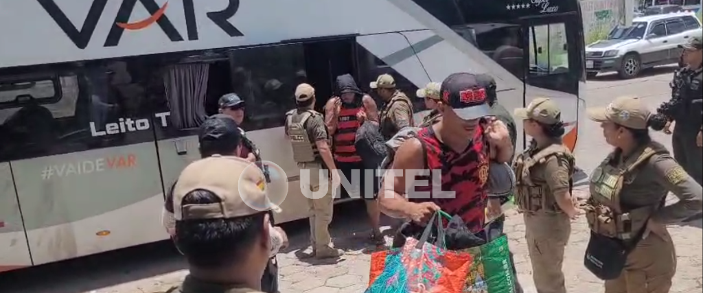 Los 60 hinchas fueron trasladados a la Felcc para prestar su declaración