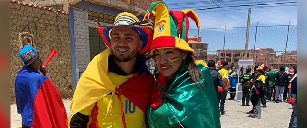 Los hinchas de ambas selecciones llegan al estadio de Villa Ingenio