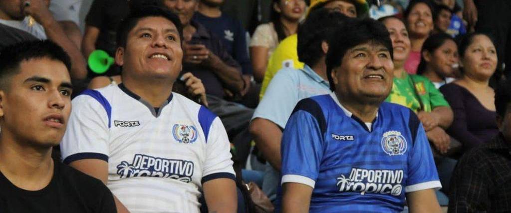 Leonardo Loza junto a Evo Morales, en el estadio de Villa Tunari, RKC