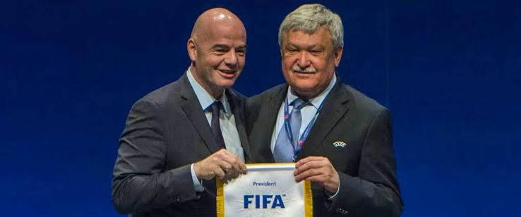 El presidente de la FIFA Gianni Infantino (izq.) junto con el vicepresidente húngaro Sándor Csányi.