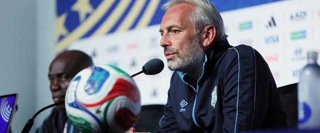 El entrenador de RD Congo Sebastién Desabre en plena conferencia de prensa. 