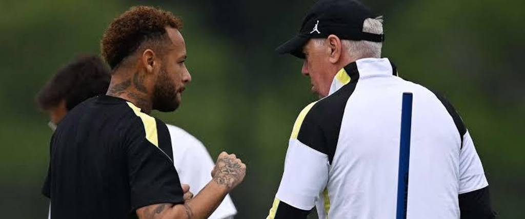 Neymar (izq.) conversa con el entrenador Carlo Ancelotti. 