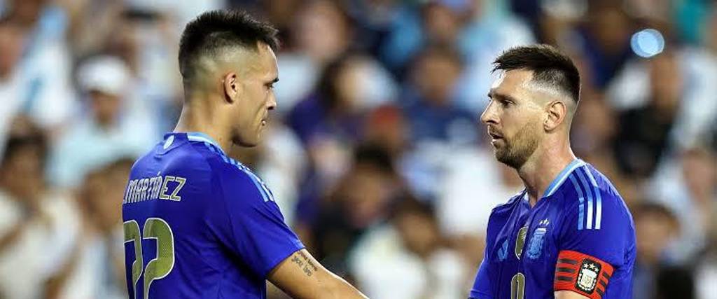 Lautaro Martínez (izq.), delantero de la selección de Argentina junto con Lionel Messi. 