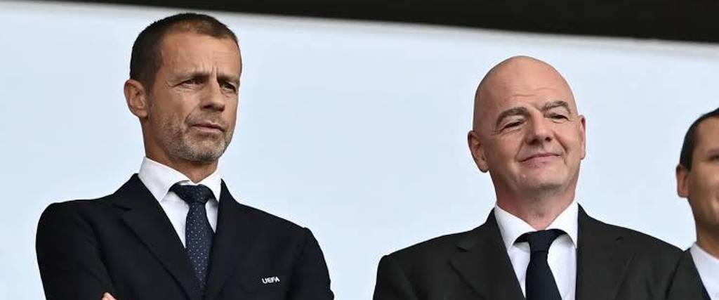 Aleksander Ceferin, presidente de la UEFA (izq.) junto con Gianni Infantino, titular de la FIFA.