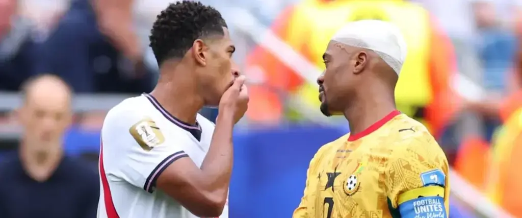 El inglés Bellingham se tapa la boca para hablar con el ghanés Ayew.