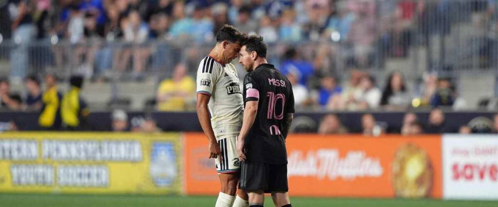 Lionel Messi y Quinn Sullivan cabeza con cabeza en el juego entre Inter Miami y Philadelphia. 