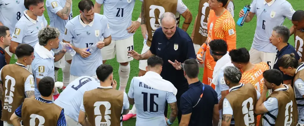 Bielsa (centro) conversa con jugadores de la selección de Uruguay, en partido del Mundial 2026.