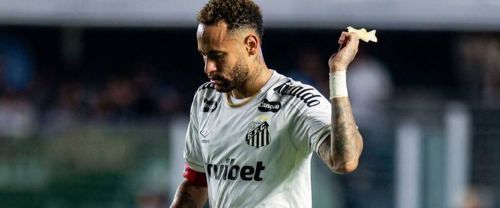 Neymar sale molesto por sentir la molestia en el muslo derecho. 