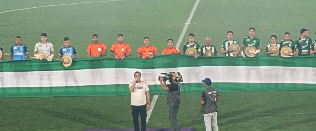 Los jugadores de Oriente Petrolero (der.) y de Blooming con sombreros de saó y la bandera cruceña.