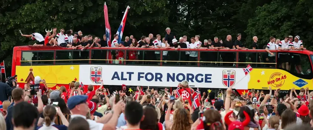 Los hinchas noruegos celebran junto a sus jugadores luego de competir en el Mundial 2026.