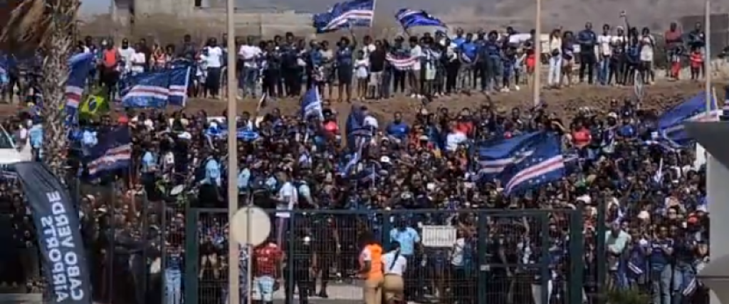 Los hinchas de Cabo Verde reciben a sus jugadores luego de su participación en el Mundial 2026.