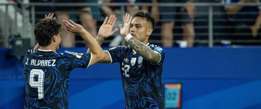 Julián Álvarez (izq.) y Lautaro Martínez, delanteros de la selección de Argentina.