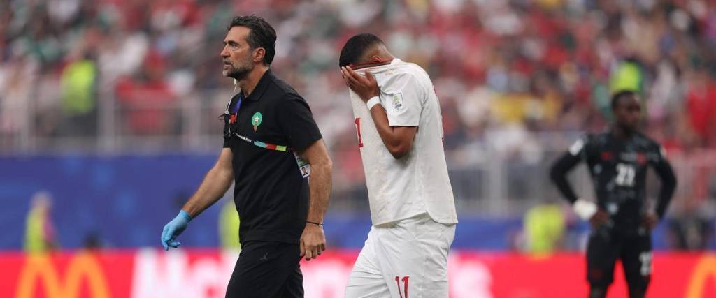 El marroquí Ismael Saibari se retira llorando del campo en el partido frente a Canadá.