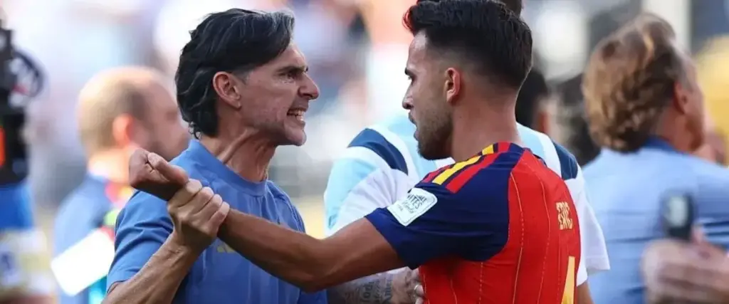 Roberto Ayala, asistente de la Argentina (izq.), es contenido por el español Eric García.