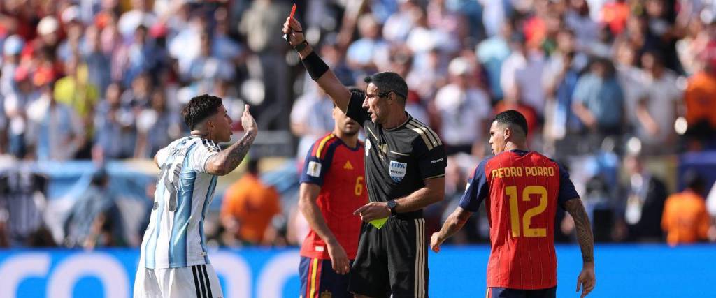 El árbitro esloveno Vincic le muestra la tarjeta roja al argentino Enzo Fernández.