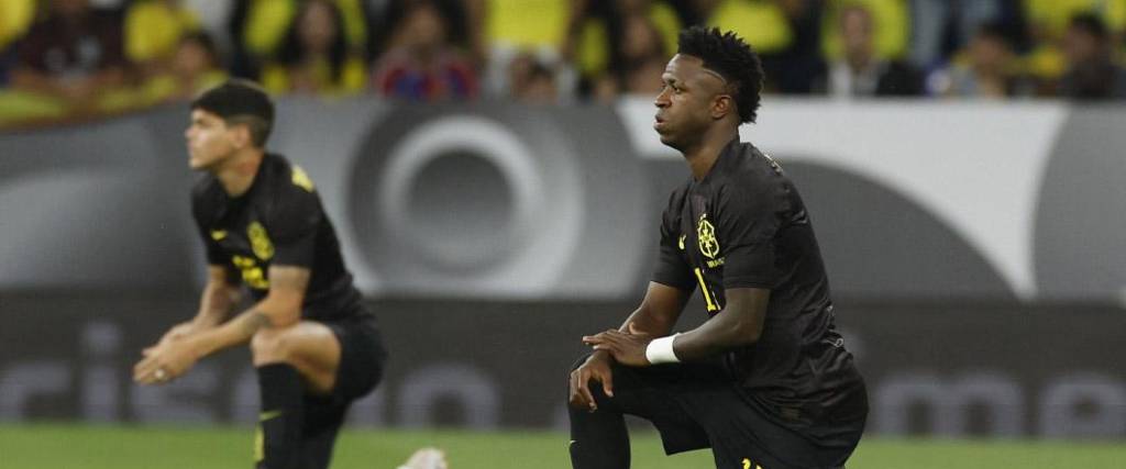 La selección brasileña se vistió de negro como parte de la campaña contra el racismo en el fútbol español.