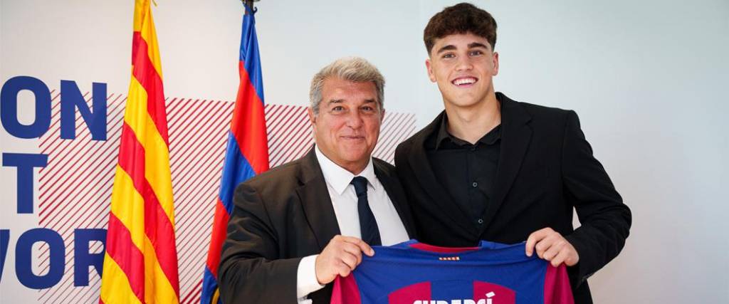 El joven defensor, de 17 años, extendió su vínculo con el Barcelona por tres temporadas más.