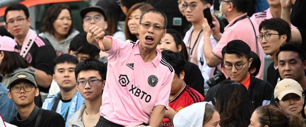 El público en Hong Kong expresó su molestia por la ausencia del astro argentino en un partido amistoso.