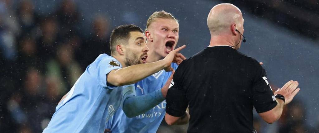 El árbitro Hooper quedó sin sanción en la Premier League tras el polémico final entre el City y los ‘Spurs’.