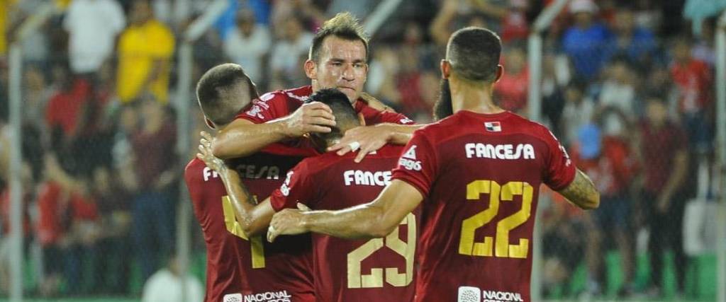 Los jugadores del conjunto azucarero celebraron la victorias tras doblegar a Independiente de Sucre.