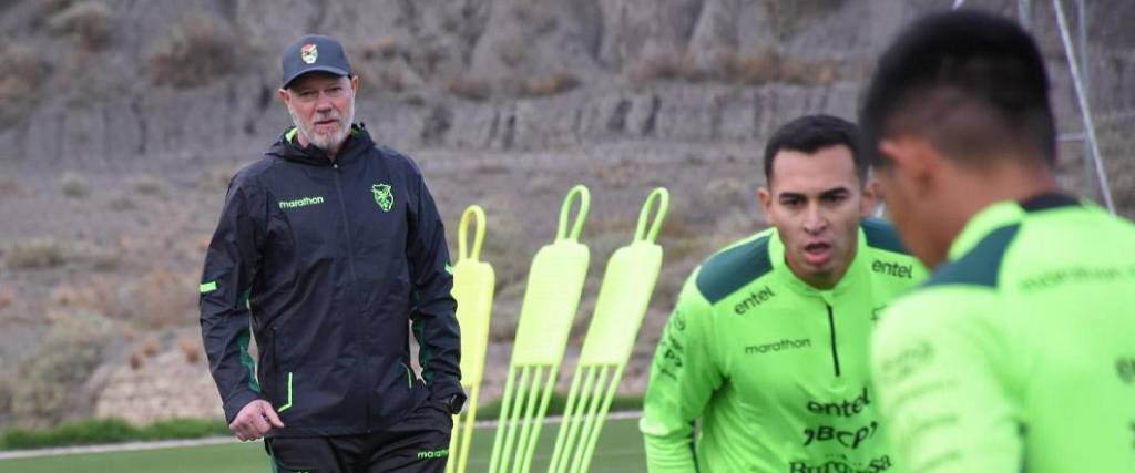 El técnico de la selección boliviana siguió de cerca el trabajo de la Verde en el CAR de Ananta.