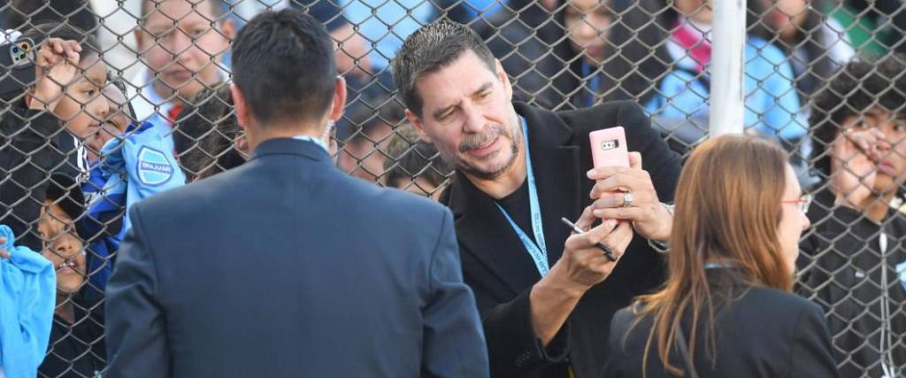 El titular académico fue bastante requerido por los hinchas celestes para tomarse fotos.