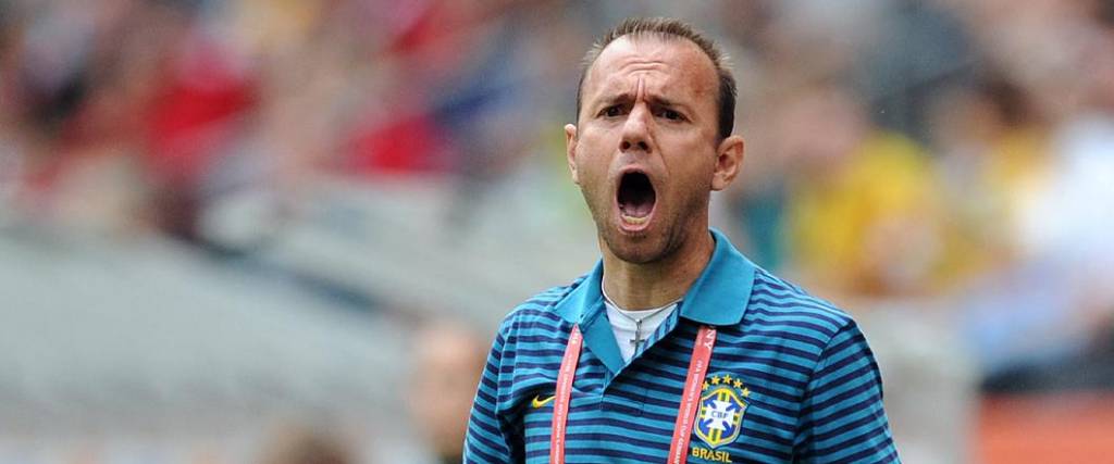 El entrenador del equipo femenino del Santos solicitó su salida del club ante los reclamos de las jugadoras.