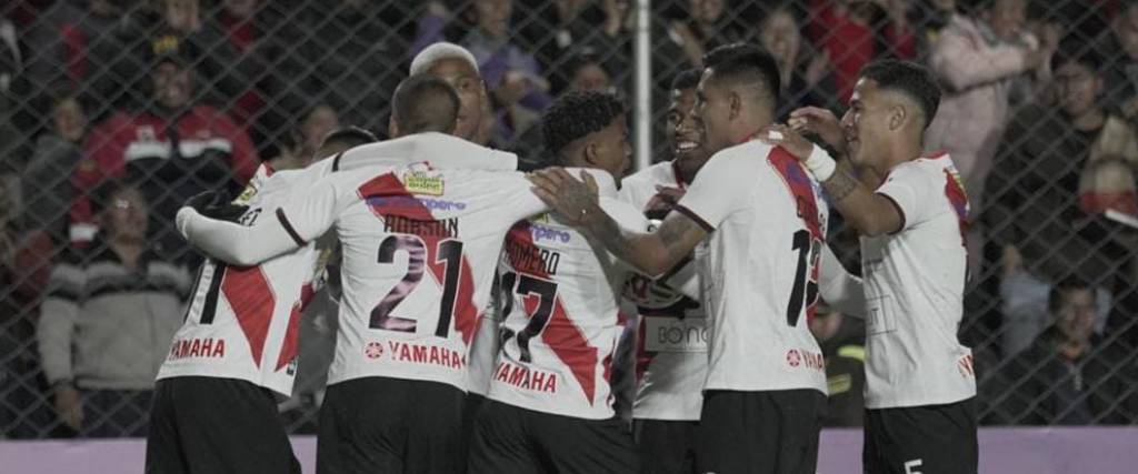 Los jugadores del conjunto alteño celebraron el tanto del atacante Rodríguez, quien anotó a los 12 minutos.