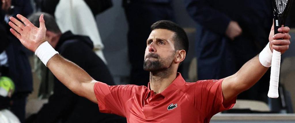El tenista serbio logró un triunfo en su debut en la edición 2024 del Roland Garros, donde es favorito al título.