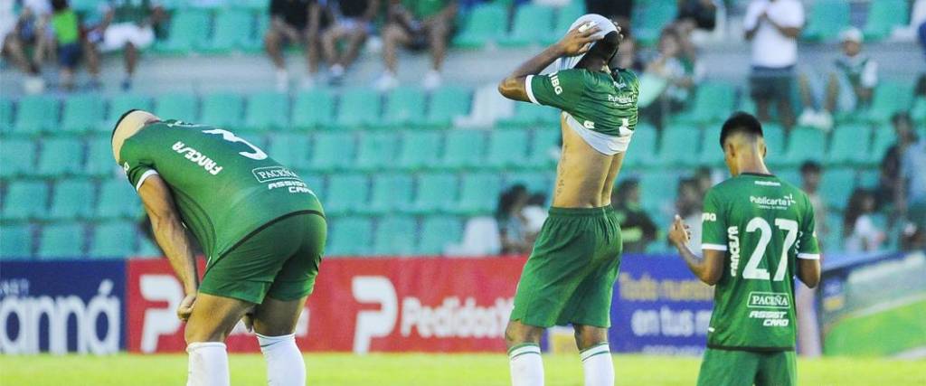 Los jugadores de Oriente Petrolero terminaron lamentándose tras quedar fuera de competencia.