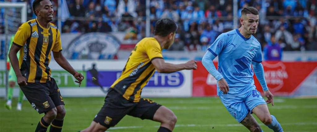 El uruguayo Orihuela en plena acción ofensiva ante la defensa del cuadro aurinegro, en el último clásico.