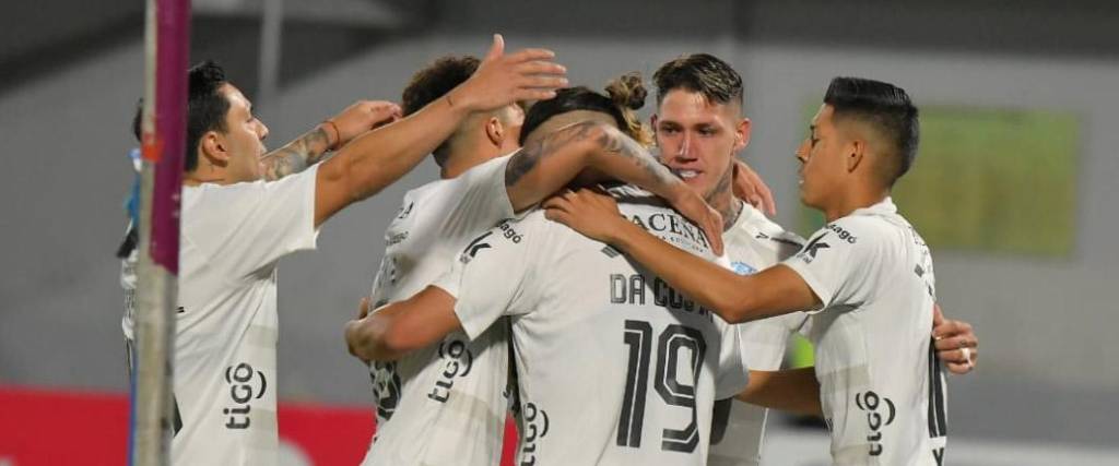 Los jugadores abrazan al ‘Xico’ da Costa tras la apertura del marcador en el estadio Félix Capriles.