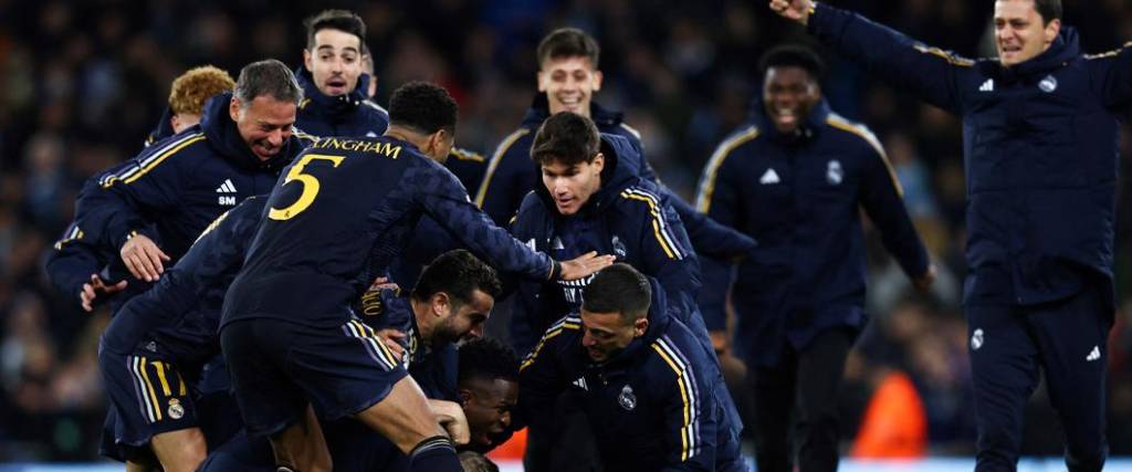 Los jugadores del Real Madrid terminaron celebrando en el campo del City tras clasificar a semifinales.