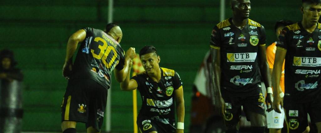 Los jugadores de Gran Mamoré celebraron el tanto conseguido en el estadio Tahuichi.