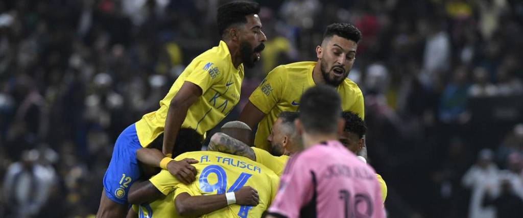 Los jugadores de Al-Nassr festejan la goleada de su equipo contra el Inter Miami de Lionel Messi y compañía